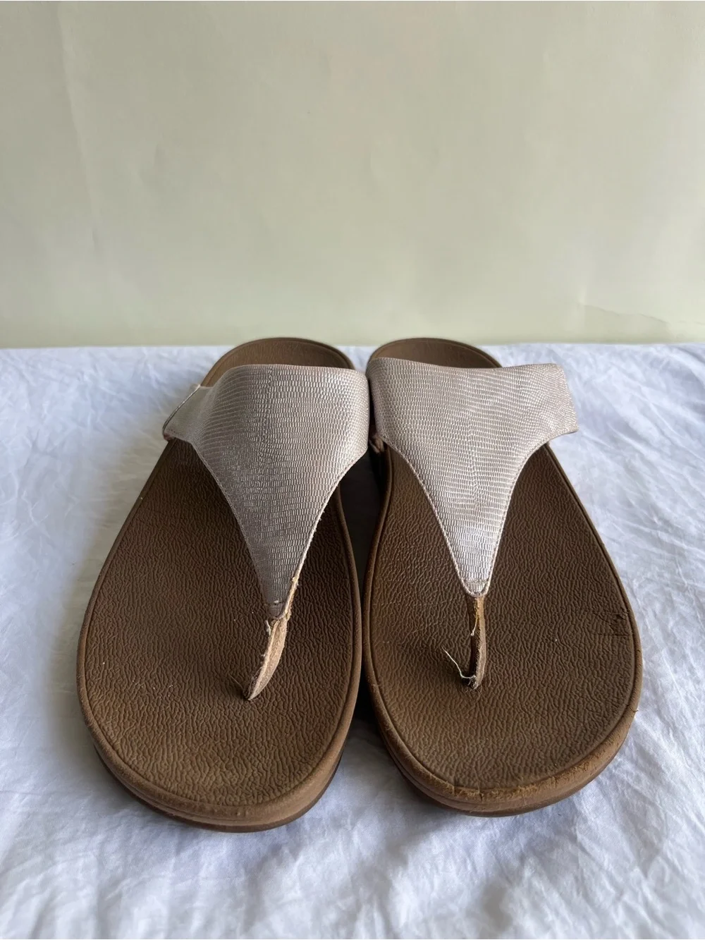 Fitflop Lulu Shimmer Wedge Thong Textured Metallic Microwobbleboard Midsole Sz 9